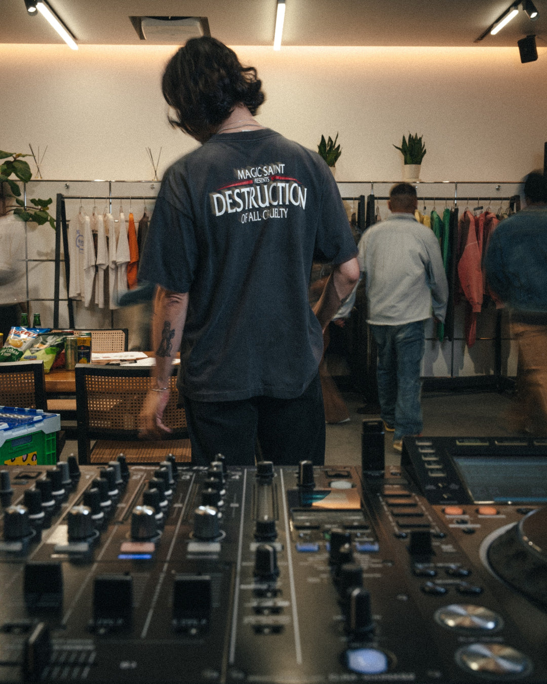 SS T-SHIRT/IN TO LOVE