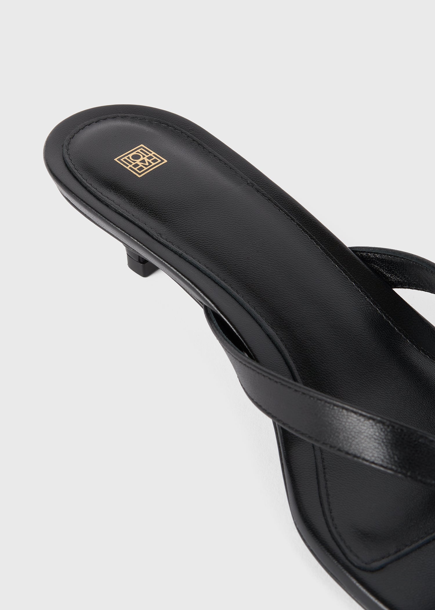 TOTEME (トーテム) | Leather heeled flip flops サンダル