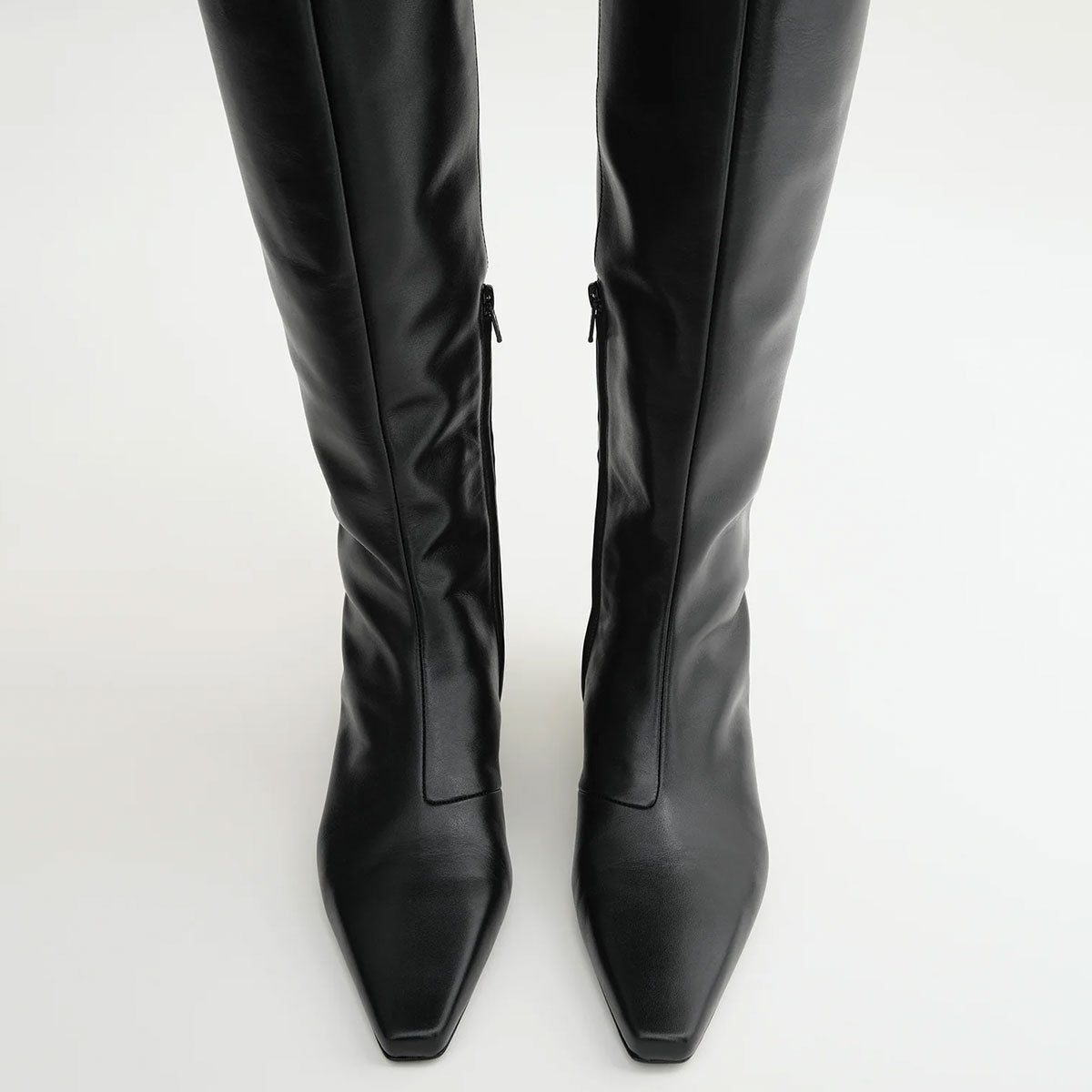 Toteme The Slim レザーロングブーツ 35mm The Slim Knee-High Boot black | Why are you here?