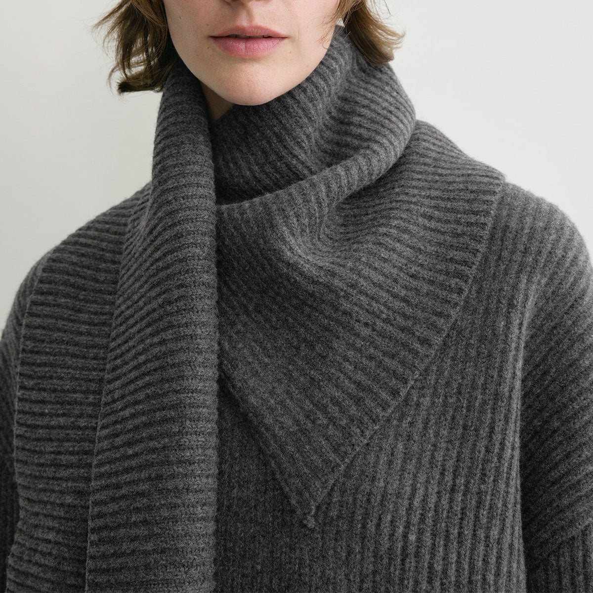 【TOTEME】ウールカシミアスカーフ ストール ステッチ ブラック TOTEME/トーテム】 TRIANGLE SCARF（ストール）｜L'Appartement