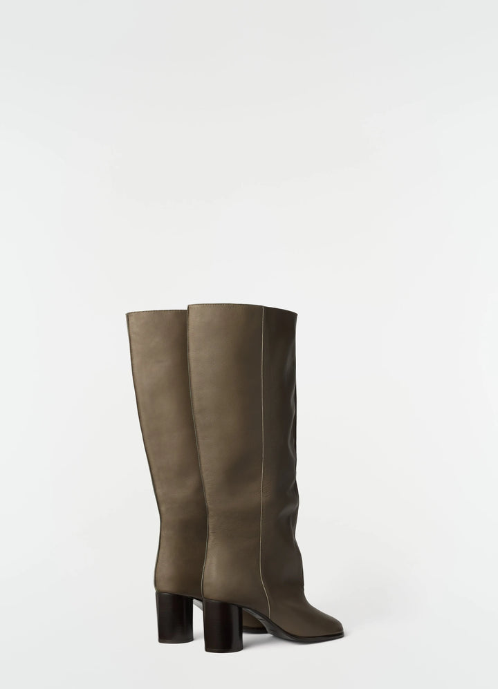 Crease sleeve boots in soft glossy leather