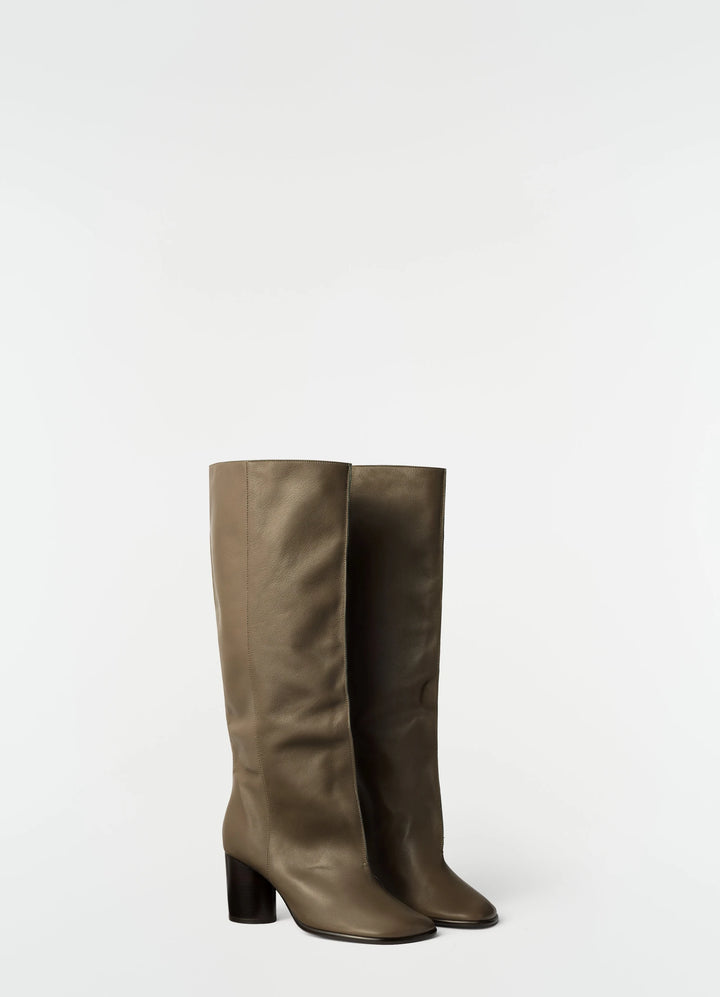 Crease sleeve boots in soft glossy leather