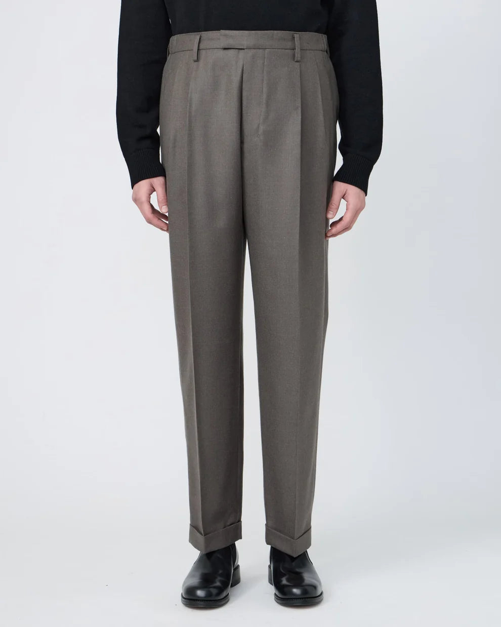 TWO-TUCKS TAPERED TROUSERS