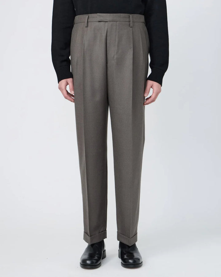 TWO-TUCKS TAPERED TROUSERS