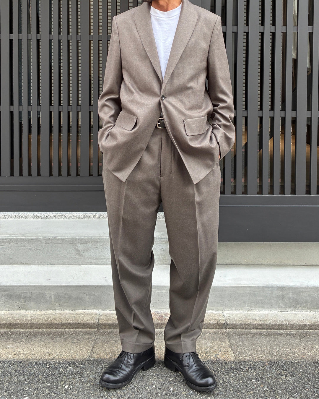 TWO-TUCKS TAPERED TROUSERS
