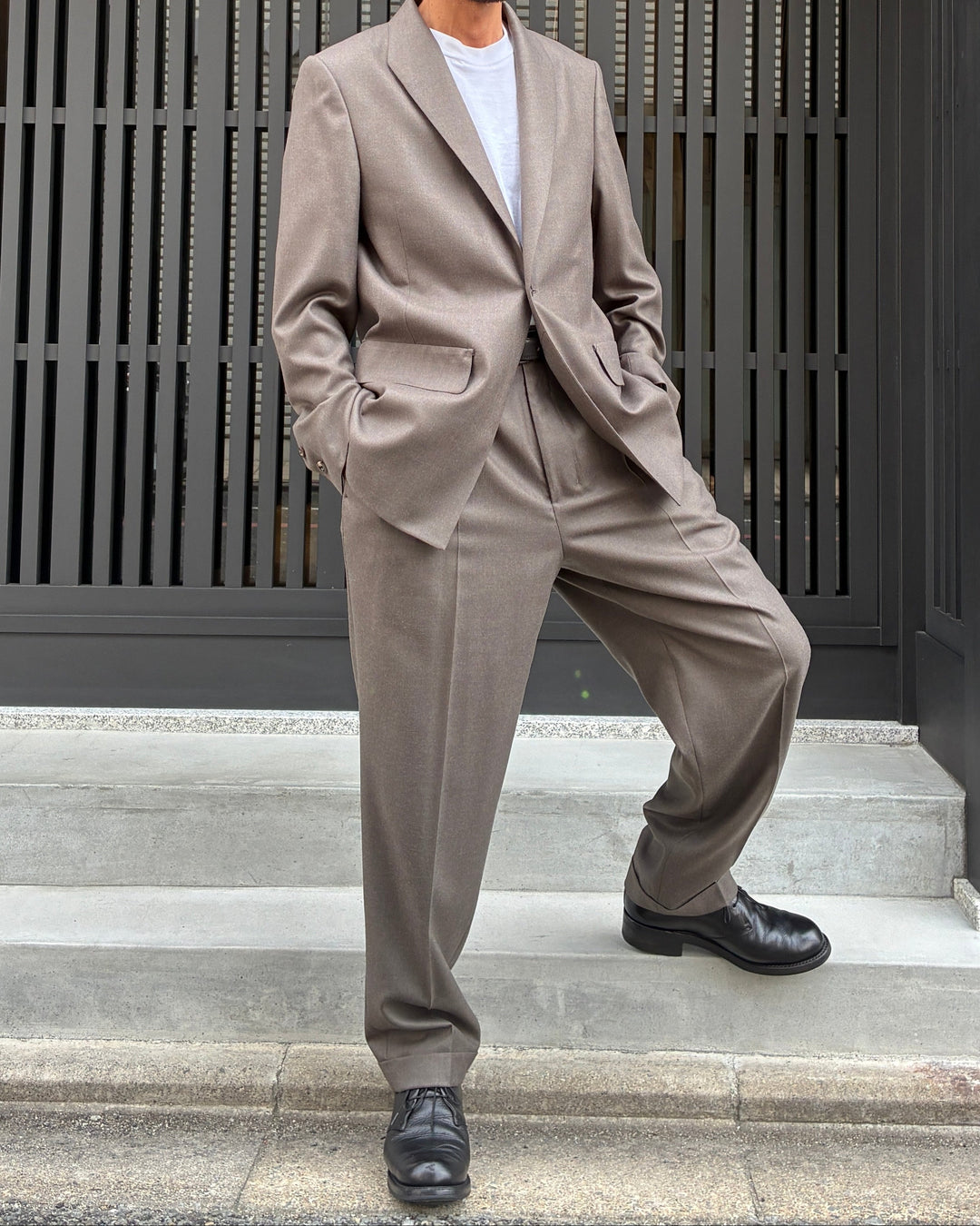 TWO-TUCKS TAPERED TROUSERS