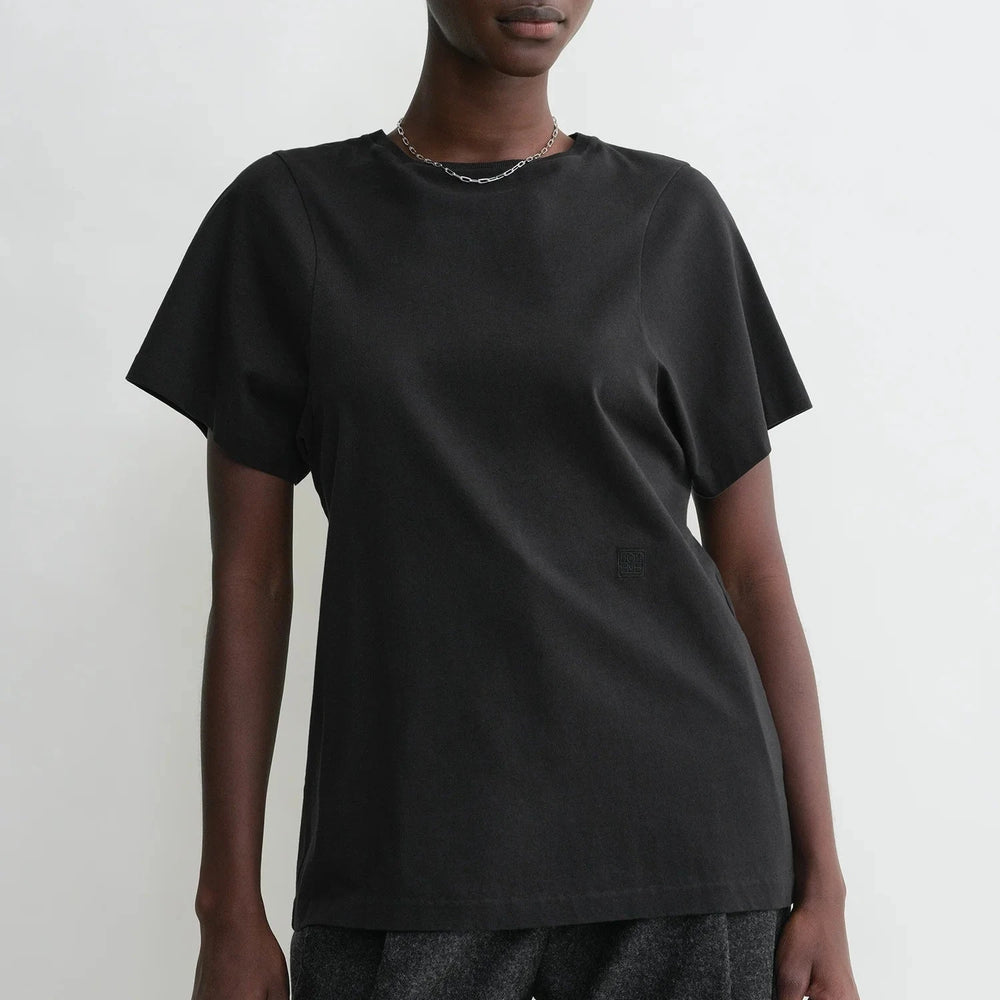 TOTEME - Curved seam tee black