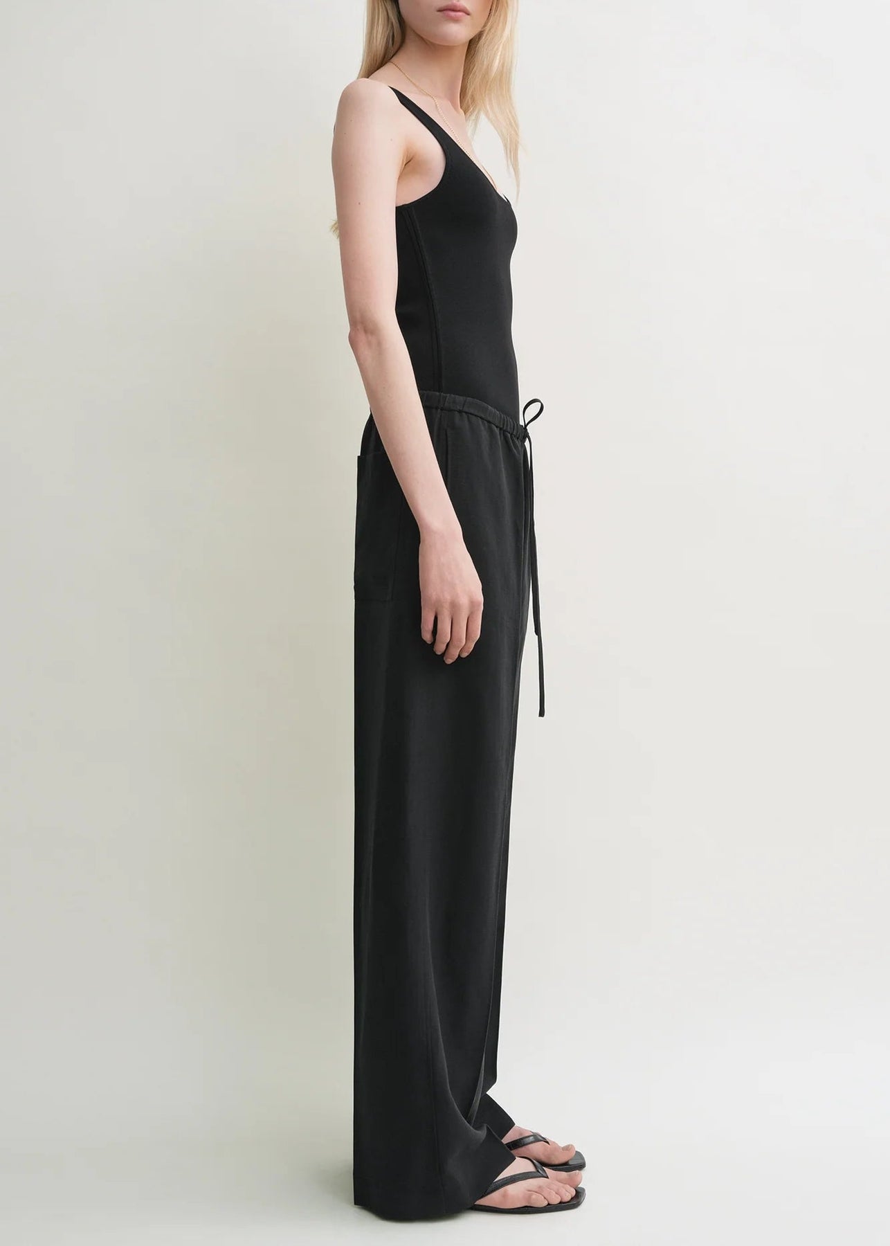 【関税込み】TOTEME ブラック Fluid Drawstring ラウンジパンツ Fluid drawstring trousers | Why are you here?