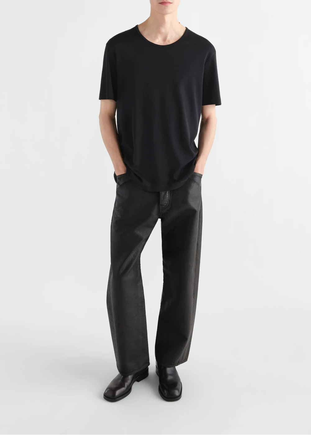 リブジャージーのスクープネックTシャツ